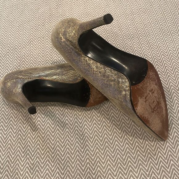 Stuart Weitzman Vintage Tia Pewter Serpentine Gold Shimmer Pointed Heels - Picture 6 of 7